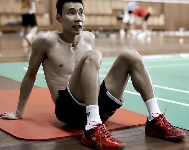 英格兰羽毛球队鏖战中国羽毛球队，李宗伟制霸全场的简单介绍