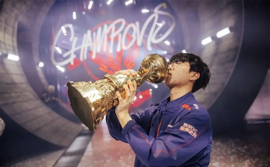 JDG险胜FPX，Viper一己之力扛起全队