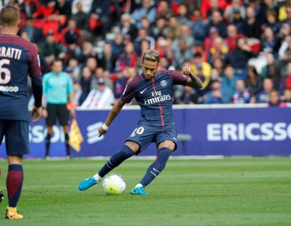 巴黎FC客场取胜，球队士气高昂的简单介绍