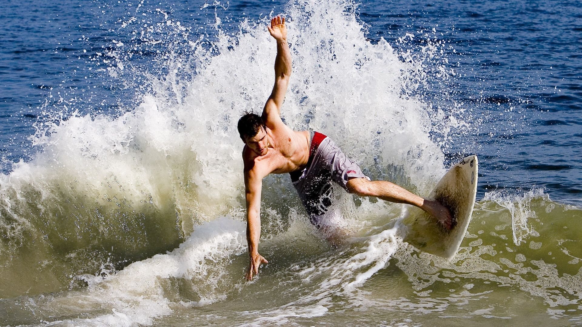 红色风暴席卷银石，法拉利完胜威廉姆斯，拉塞尔统治全场的战术解析